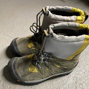 Keen insulated winter boots - women’s size 9